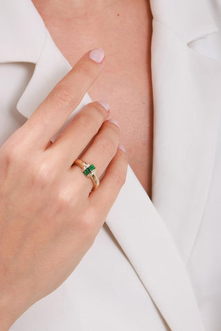 8 Ayar Yeşil Taşlı Trend Kadın Altın Yüzük