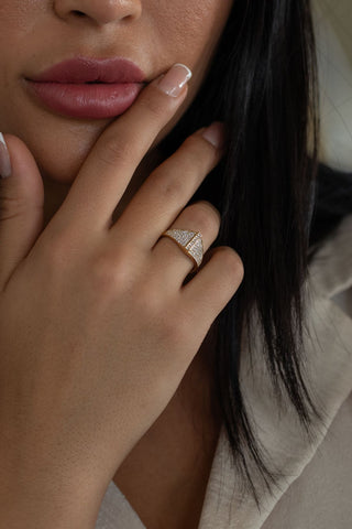 8 Ayar Taşlı Piramit Desenli Altın Kadın Yüzük