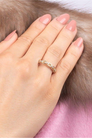 8 Ayar Zincir Desenli Taşlı Kadın Minimal Altın Yüzük