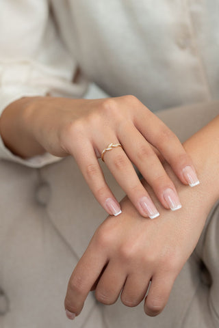 8 Ayar Yaprak Desenli Taşlı Minimal Kadın Altın Yüzük