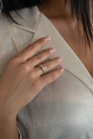 8 Ayar Taşlı Piramit Desenli Altın Kadın Yüzük