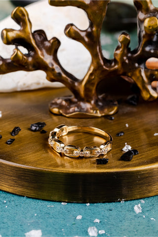 8 Ayar Zincir Desenli Taşlı Kadın Minimal Altın Yüzük