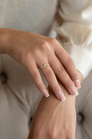 8 Ayar Yaprak Desenli Taşlı Minimal Kadın Altın Yüzük