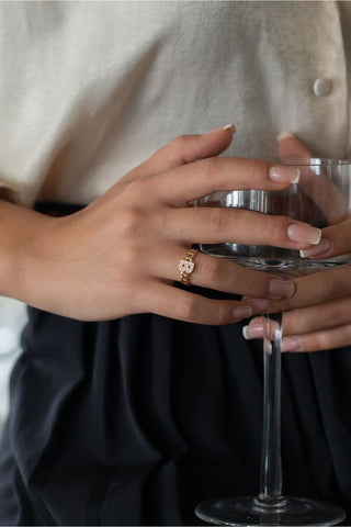 8 Ayar Taşlı Zincir Desenli Kadın Altın Harf Yüzük