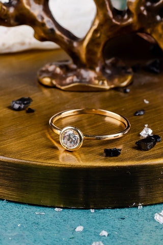 8 Ayar Yuvarlak Tektaş Kadın Altın Yüzük