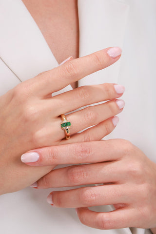 8 Ayar Yeşil Taşlı Trend Kadın Altın Yüzük
