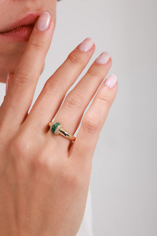 8 Ayar Yeşil Taşlı Trend Kadın Altın Yüzük